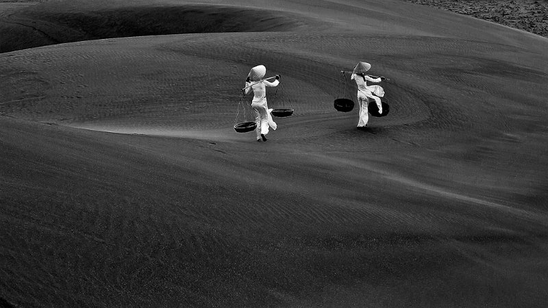 487 - walking on the sand dune - FONG Phung Noi - canada.jpg